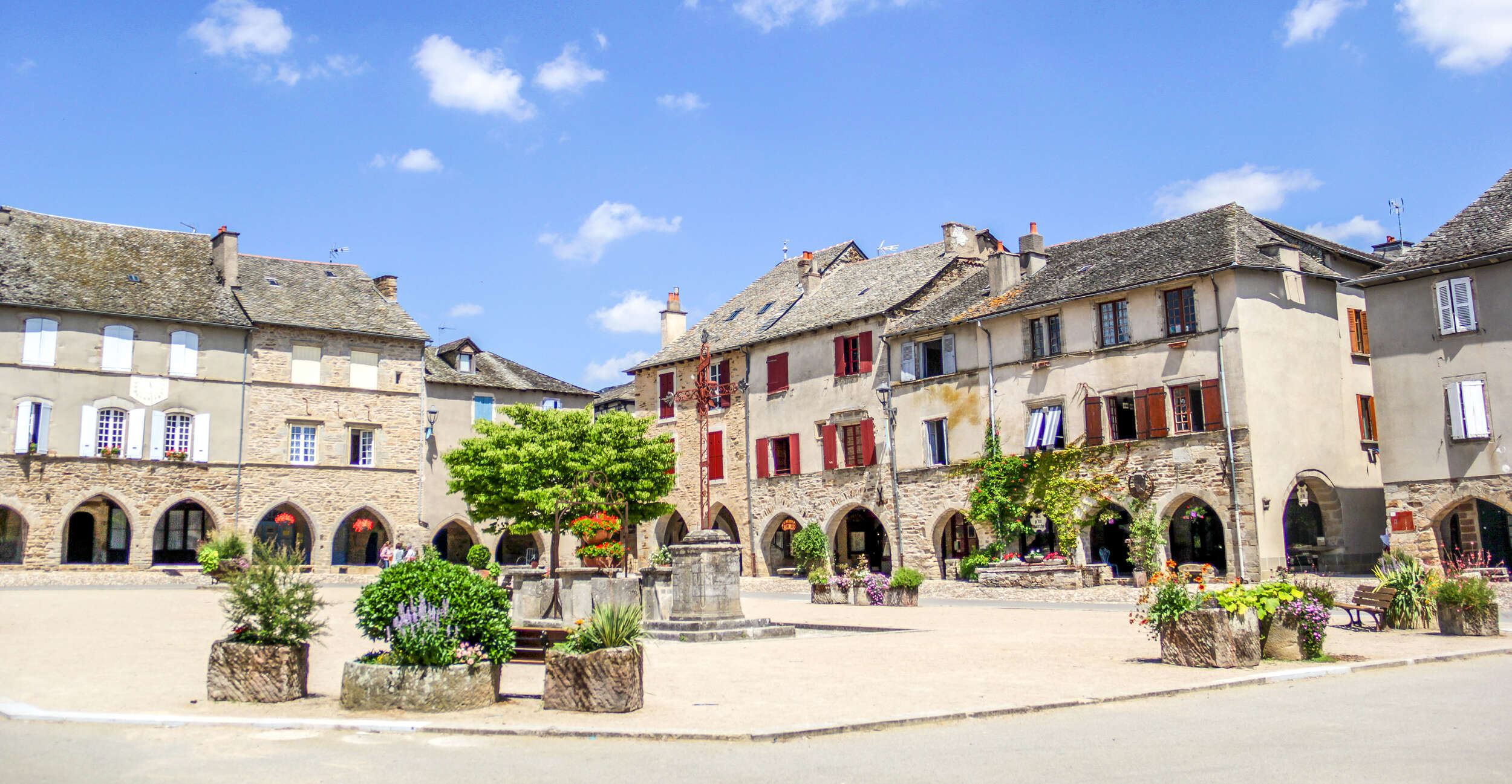 La place centrale de Sauveterre-de-Rouergue ©M. Hennessy - Tourisme Aveyron