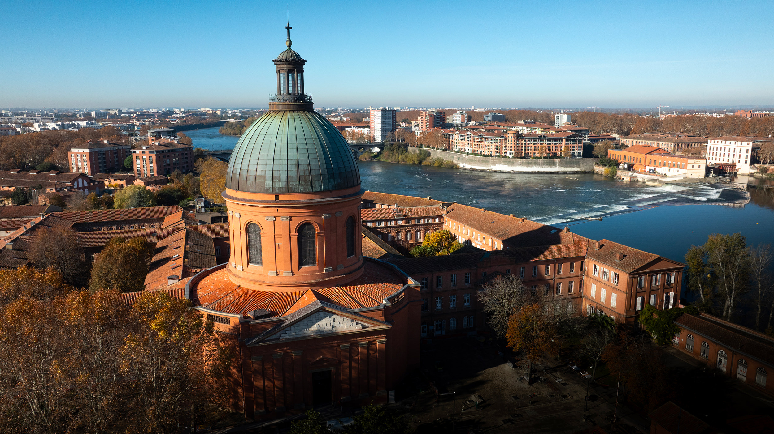 Arrivée à la ville Rose : Toulouse ©AnderAnderA Production
