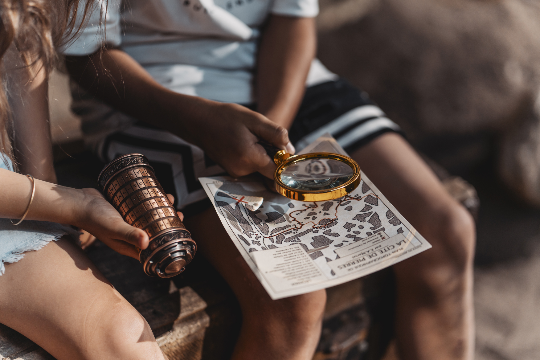 Longue vue et loupe en main, le Secret de Martel ©G. Alric - La Cité de Pierres