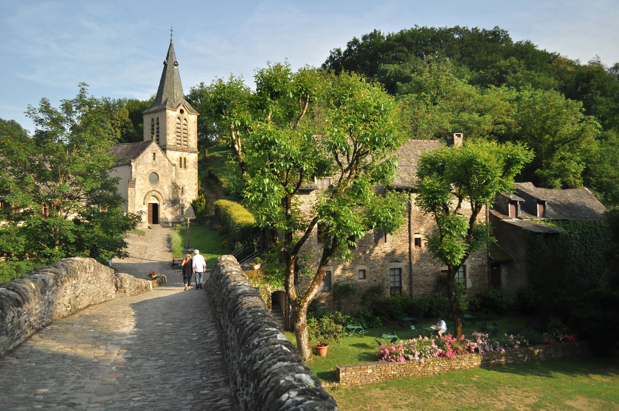 Vieux pont et église de Belcastel