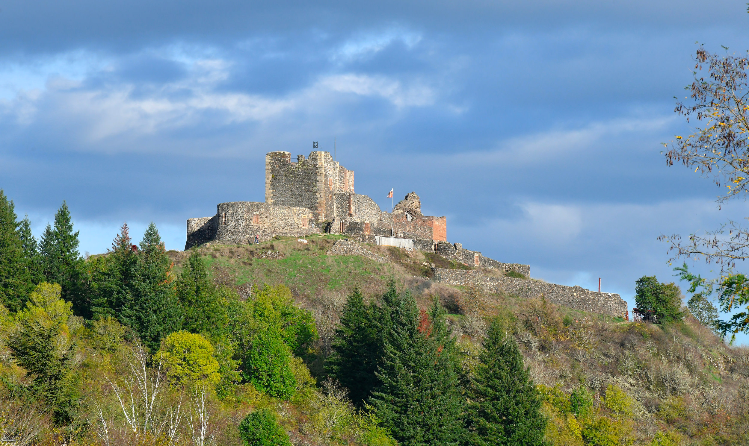 Le Château de Calmont d'Olt à l'Automne ©J-E Giraud - Chateau de Calmont d'Olt.