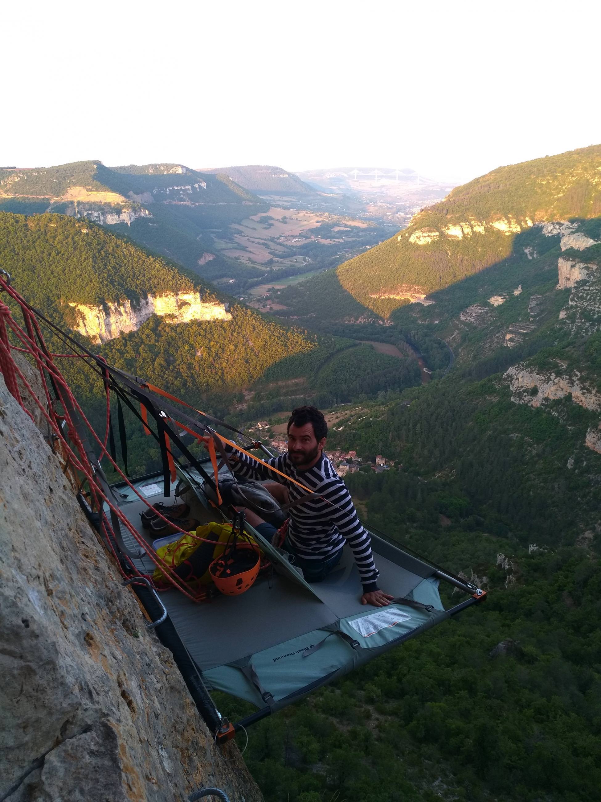 De la via ferrata à l'installation du portaledge en falaise ©Aventures Occitanes