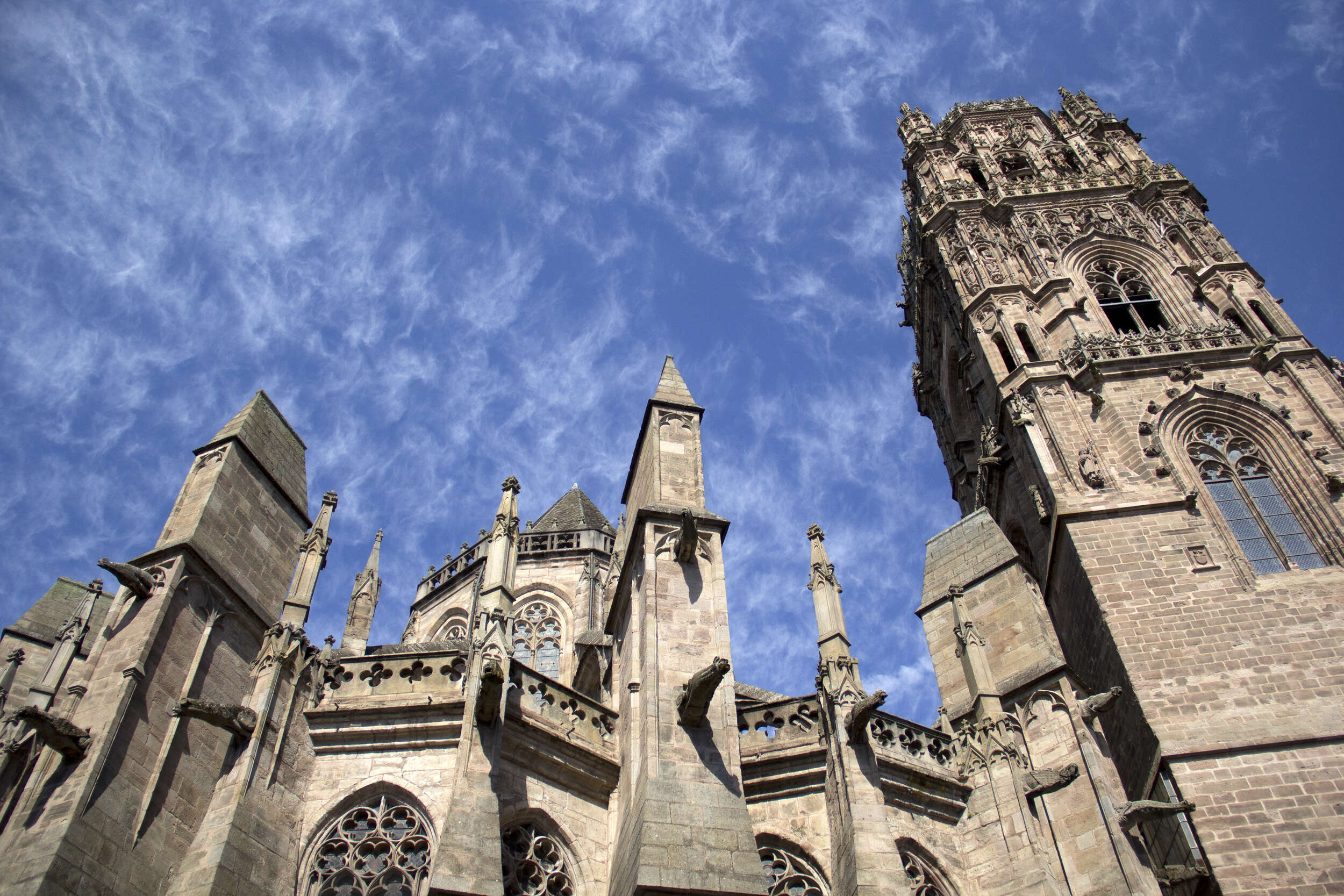 Devant la Cathédrale de Rodez, balade sensorielle ©A. Arnal - Tourisme Aveyron