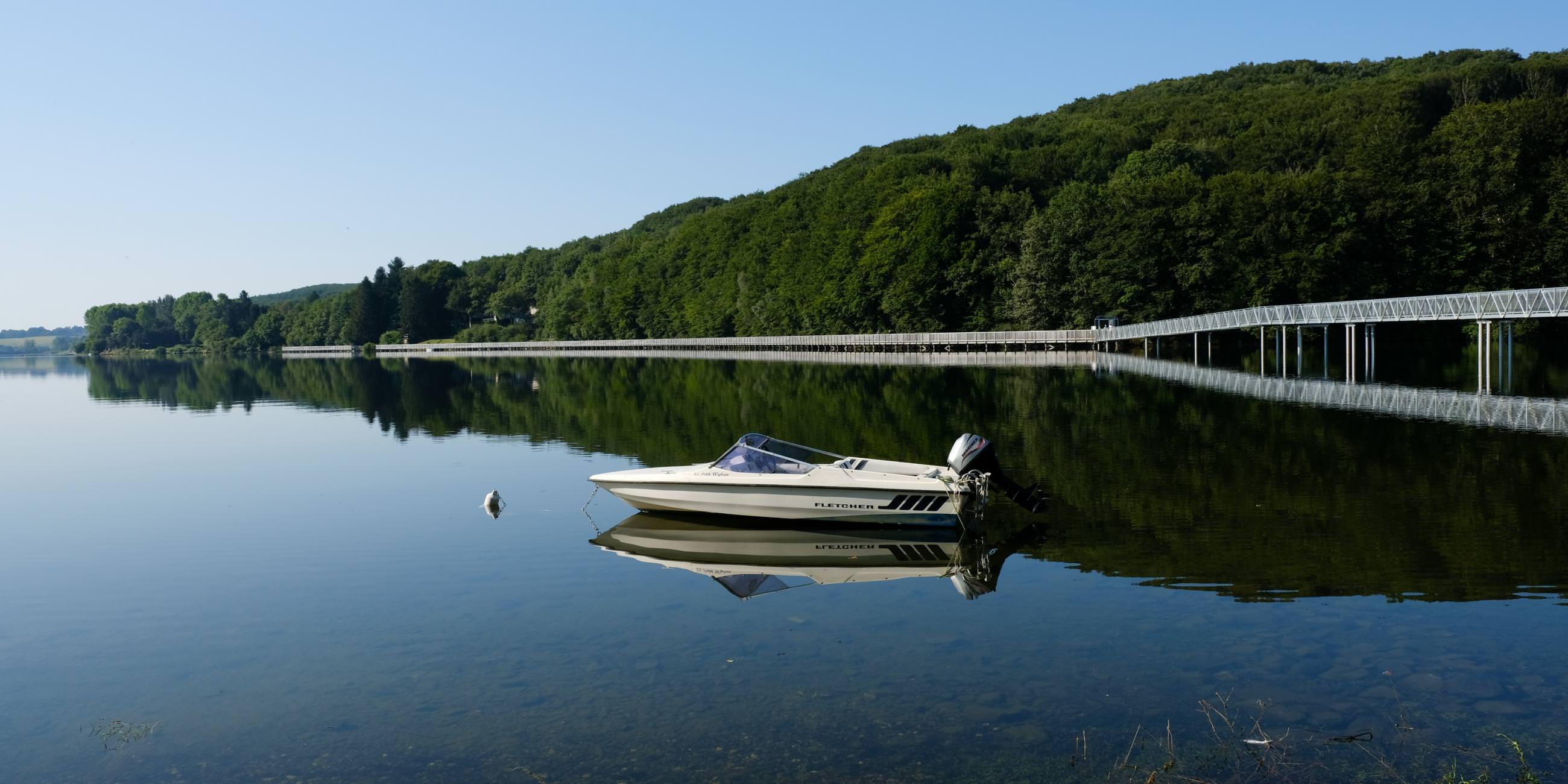 Tour du lac de Villefranche-de-Panat - Lévézou Aveyron Randonnée - OT Pareloup ©Richard Storchi