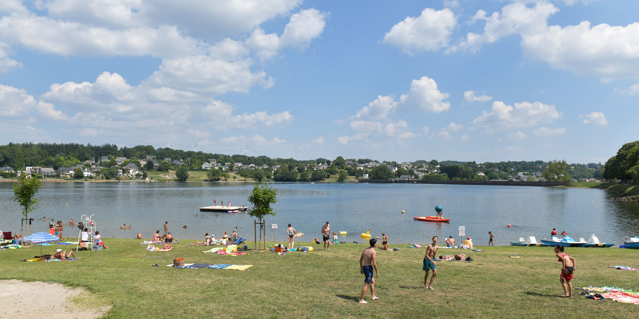 Plage du Mayrac, lac de Villefranche de Panat © Richard Storchi