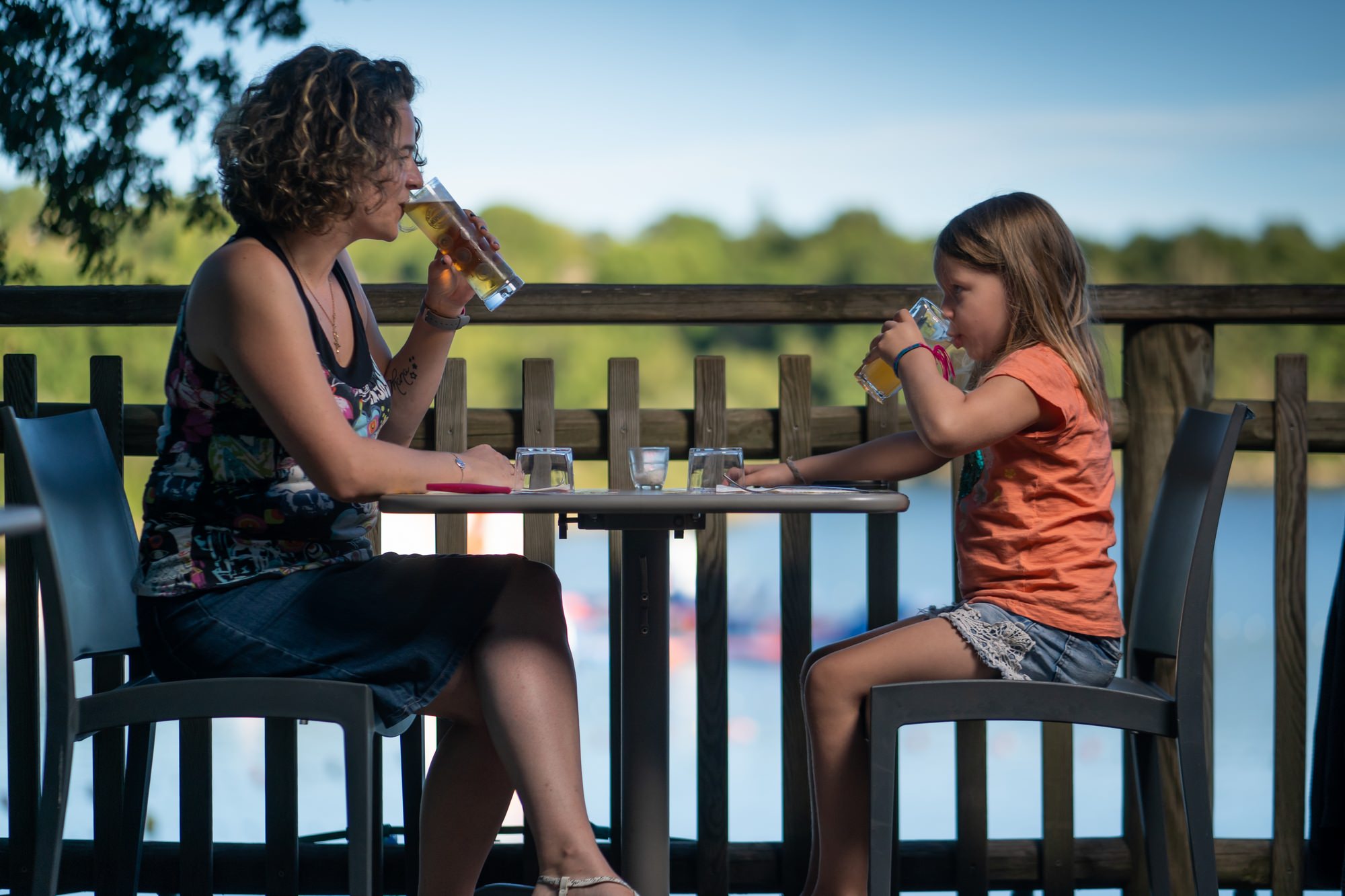 Terrasse de restaurant face à la plage des Rousselleries à Pont de Salars©Greg Alric