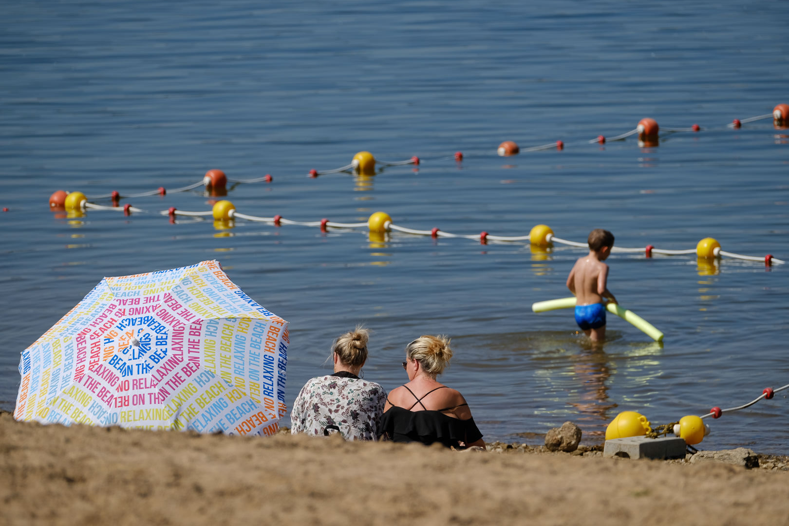 Plage des Vernhes, lac de Pareloup © Richard Storchi