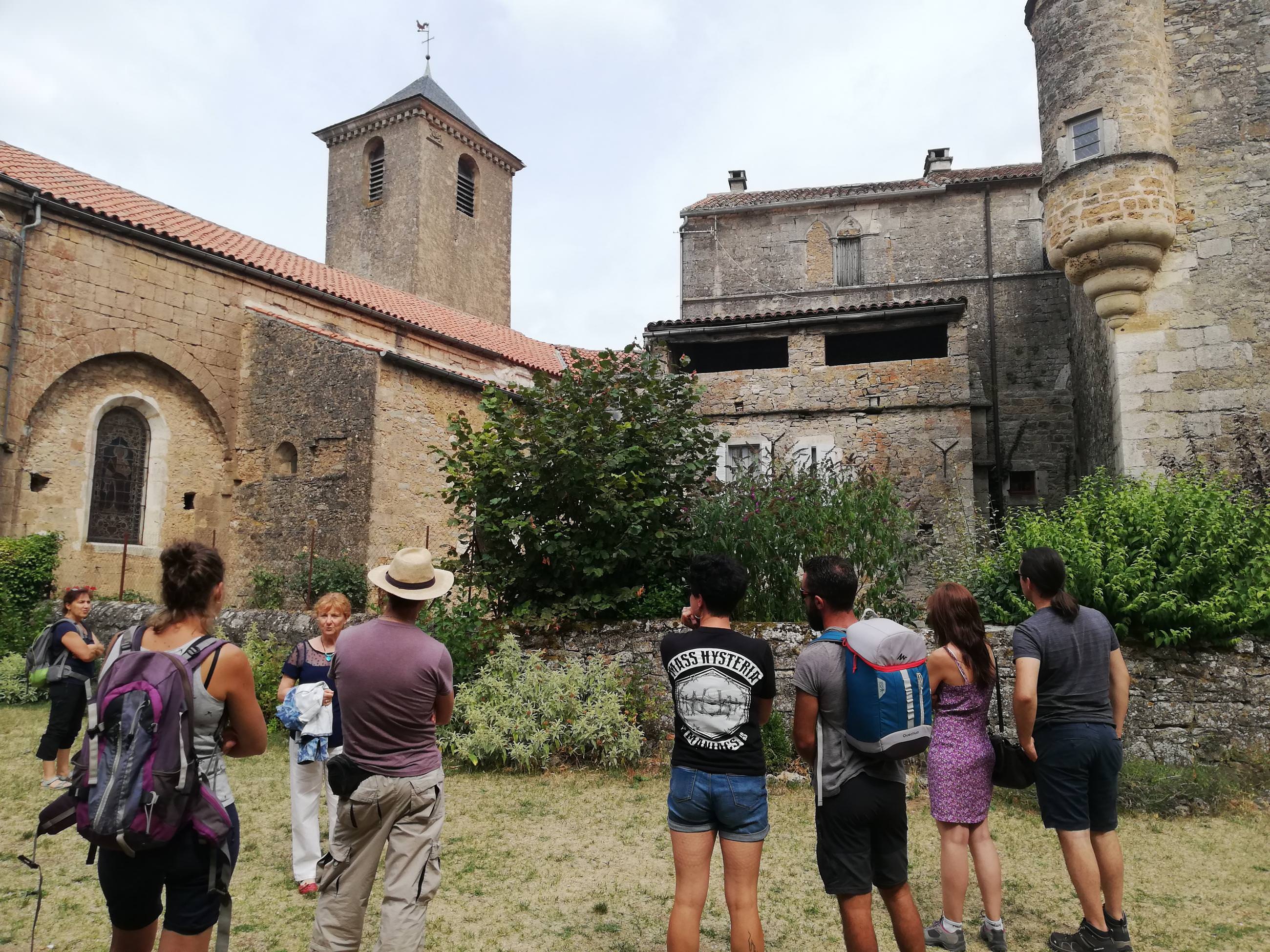 Cour intérieure de Sainte Eulalie de Cernon ©Commanderie Sainte Eulalie