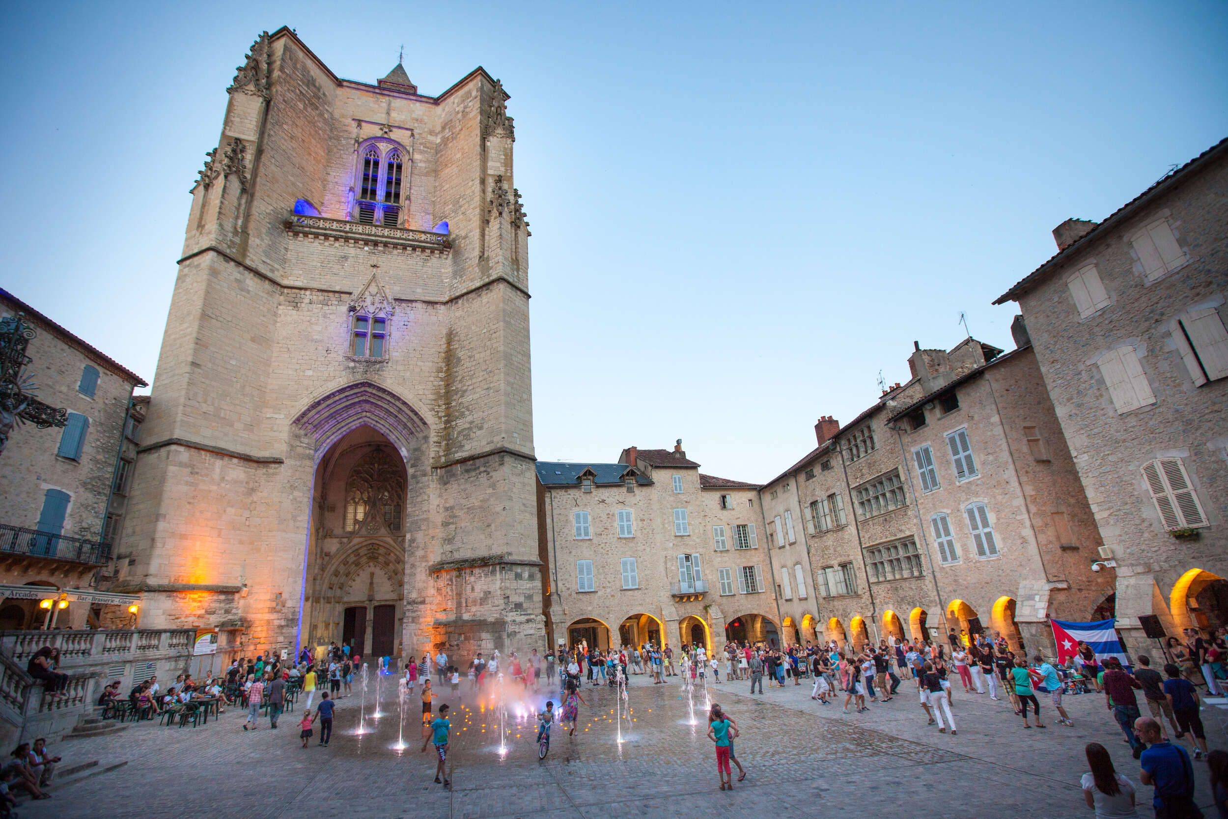 Soir de fête à Villefranche-de-Rouergue sur la ligne des Bastides © D. Trebosc - Ciel bleu