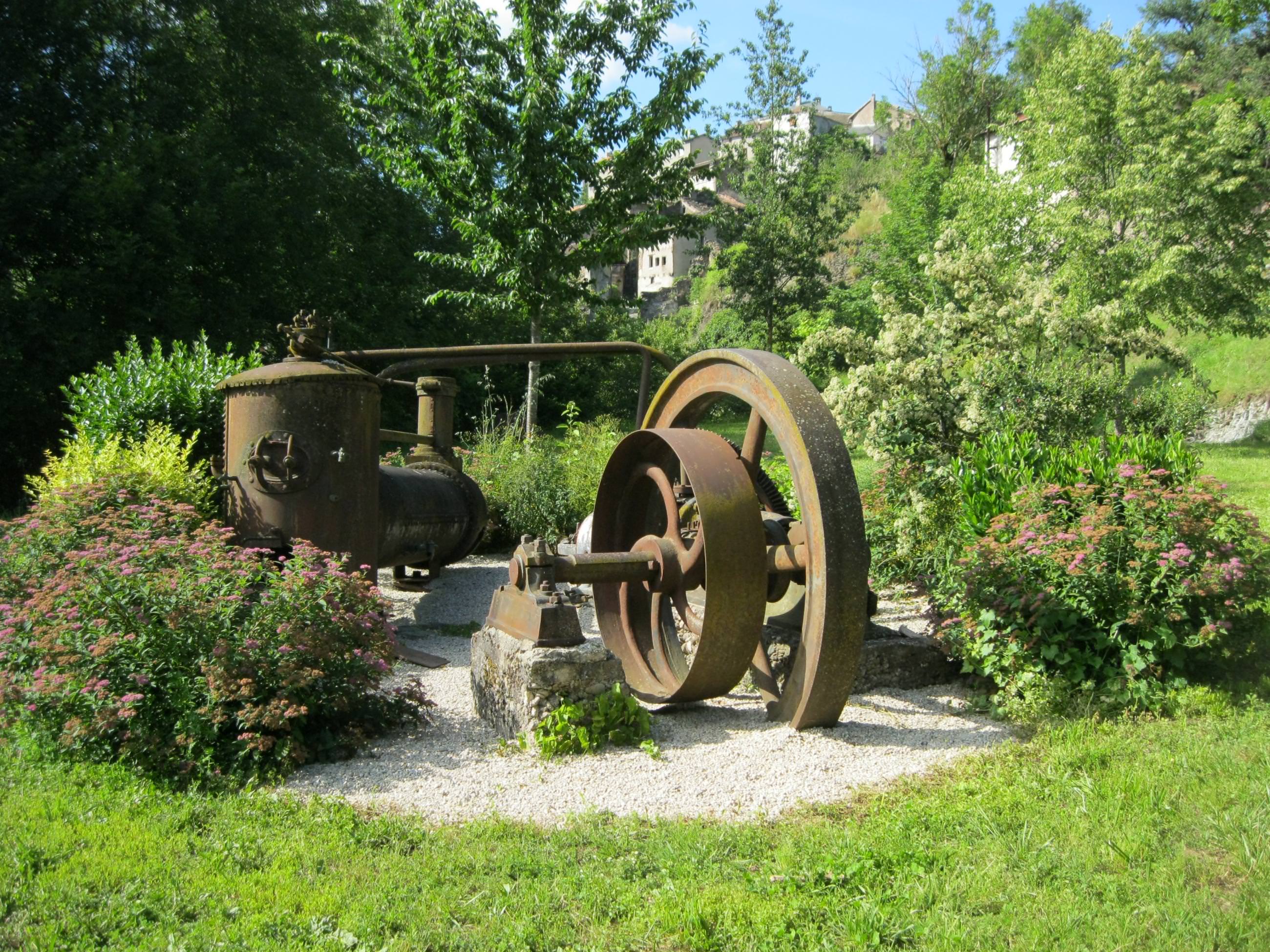 Ancienne centrale hydrolélectrique à la base de loisirs